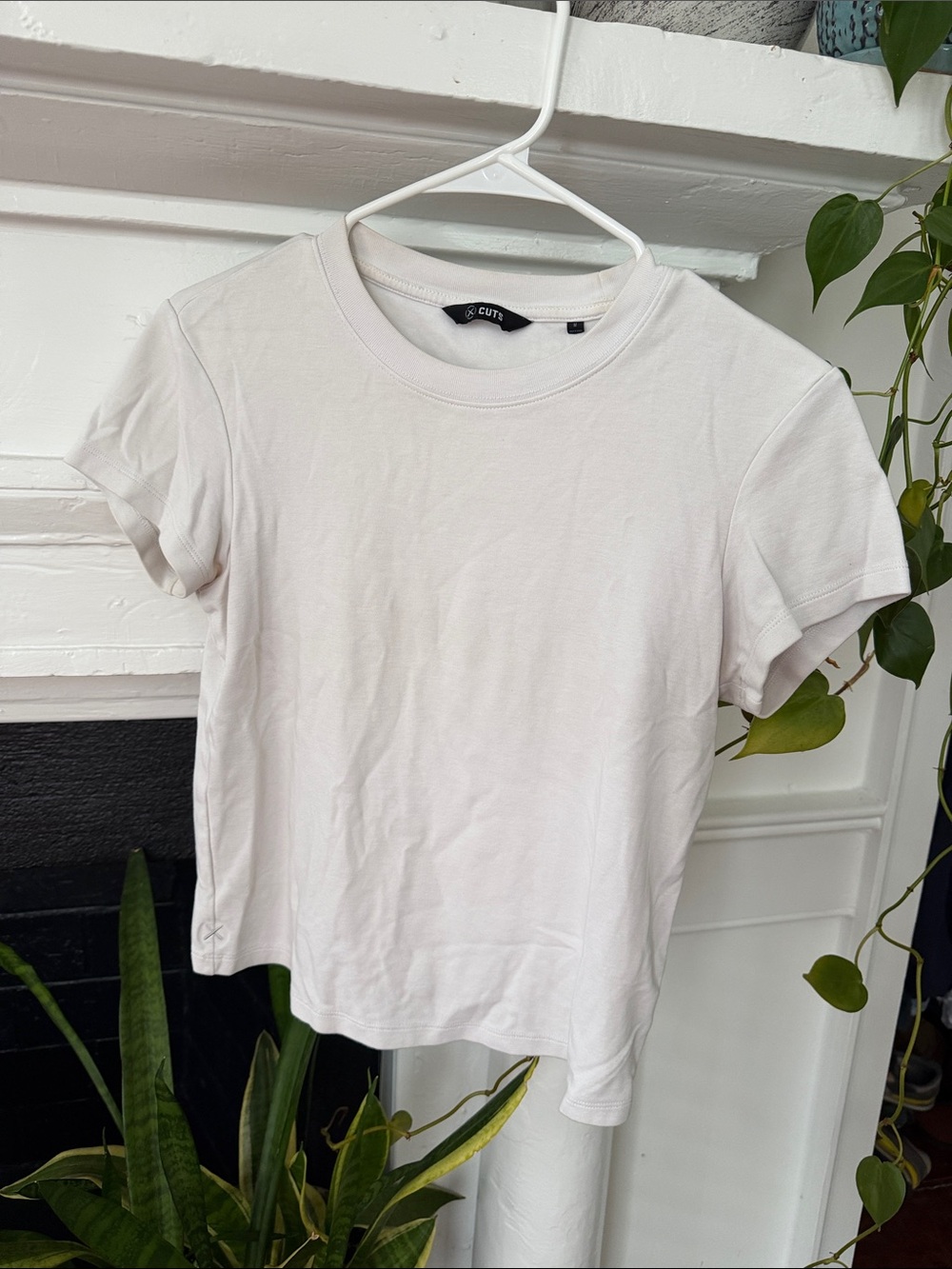 Cuts women basic white tee size m